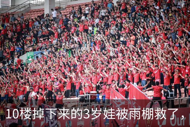 10楼掉下来的3岁娃被雨棚救了，店主修棚花980，家长转来1000，退回20块时说了一句话，听得人心里发酸